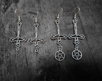 Orecchini a croce rovesciata con pentagramma, gioielli rituali: stregoneria gotica satanica occulta