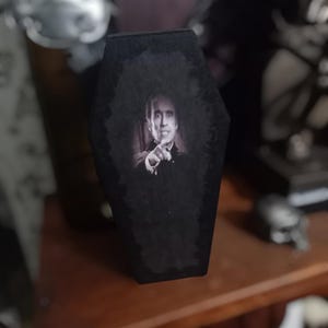 Einzigartige handbemalte und geformte Gothic Gothic Witchy "Dracula" inspirierte Christopher Lee Vampir-Sarg-Box mit Herzen