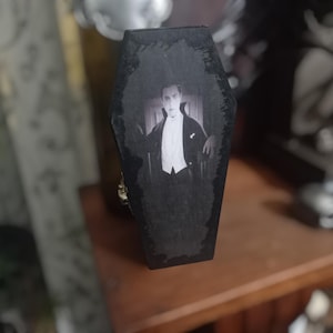 Bara da vampiro Bela Lugosi dipinta a mano e scolpita, unica nel suo genere, con cuore incastonato, ispirata a Goth Gothic Witchy "Dracula"