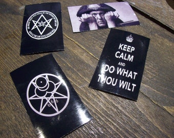 Könnte beinhalten: Vier schwarz-weiße Aufkleber mit verschiedenen Designs. Der erste Aufkleber hat einen Stern mit einem Kreis im Inneren und den Text "Do what thou wilt shall be the whole of the law, love is the law, love under will". Der zweite Aufkleber hat einen Stern mit einem Kreis im Inneren und den Text "666". Der dritte Aufkleber hat eine Krone und den Text "Keep calm and do what thou wilt". Der vierte Aufkleber zeigt einen Mann mit den Händen vor den Augen.