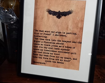 Può includere: Una stampa incorniciata con un'estetica vintage presenta una silhouette di corvo nero su uno sfondo marrone. La stampa include una poesia con il testo "Be that word our sign in parting, bird or fiend!" I shrieked, upstarting- "Get thee back into the tempest and the Night' a Plutonian shore! Leave no black plume as a token of that lie thy soul hath spoken! Leave my loneliness unbroken!-quit the bust above my door! Take thy beak from out my heart, and take thy form from off my door!" Quoth the Raven "Nevermore."