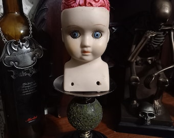 OOAK único reciclado reciclado rareza curiosidad extraño bizzare renacido horror escultura gótica bruja gótica "muñeca de porcelana con cerebro expuesto"