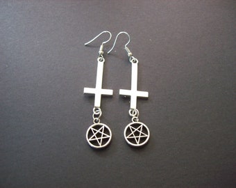 Nu Pastel Gothique Gothique Noir Métal Sorcière Satan Païen Wicca Occulte « Antichrist Range » Paire de boucles d'oreilles croix inversée avec pentagramme inversé