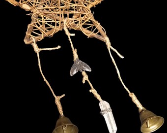 Può includere: Un carillon a forma di stella intrecciato con tre fili di spago. Ogni filo ha una campana all'estremità, e un filo ha un cristallo di quarzo trasparente e un ciondolo a forma di farfalla argentato.