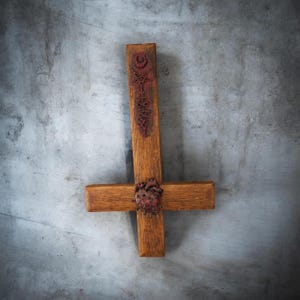 Crocifisso invertito OOAK riciclato scolpito "trinità satanica e cuore inchiodato" : altare occulto satanico strega