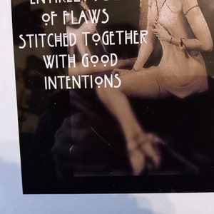Puede incluir: Una imagen en blanco y negro de una mujer con el texto "ENTIRELY MADE OF FLAWS STITCHED TOGETHER WITH GOOD INTENTIONS" impreso en la parte superior.