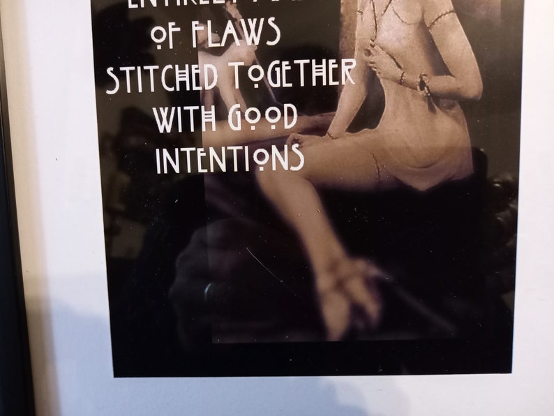 Puede incluir: Una imagen en blanco y negro de una mujer con el texto "ENTIRELY MADE OF FLAWS STITCHED TOGETHER WITH GOOD INTENTIONS" impreso en la parte superior.
