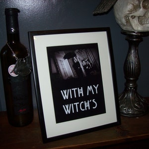 Peut inclure: Une image encadrée en noir avec une photo en noir et blanc de deux personnes descendant un escalier. Le texte "WITH MY WITCH'S" est imprimé en blanc sur fond noir.