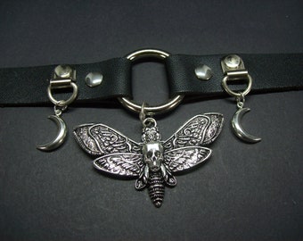 Collare con anello a O in similpelle nera • Falena testa di morto e lune crescenti • Stile gotico e stregonesco