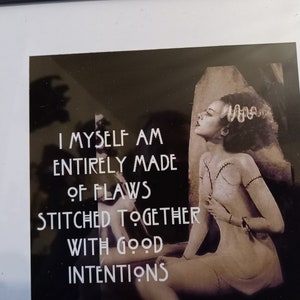 Puede incluir: Una imagen en blanco y negro de una mujer con costuras cosidas en su cuerpo. El texto dice "Yo misma estoy hecha completamente de defectos cosidos juntos con buenas intenciones."