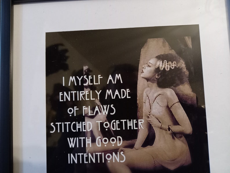 Puede incluir: Una imagen en blanco y negro de una mujer con costuras cosidas en su cuerpo. El texto dice "Yo misma estoy hecha completamente de defectos cosidos juntos con buenas intenciones."