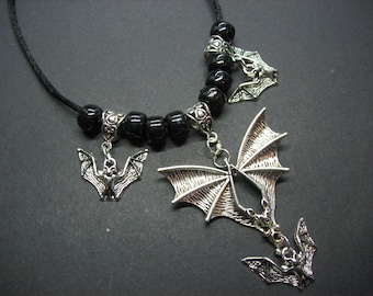 Neo Nu Goth Vitoriano Gótico Bruxa Bruxa Vampiro Morcego grande com 3 pingentes de morcego menores Colar Estilo Vampiro