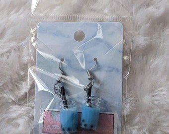 Bonitos pendientes de resina azul Boba.