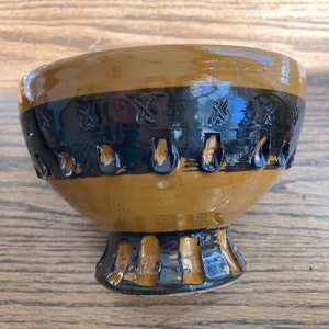 Mid century pottery bowl/planter. 6” x 4”
