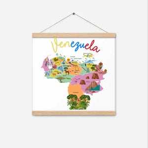 Op de afbeelding: Een kleurrijke, geïllustreerde kaart van Venezuela met verschillende elementen van het land. Het woord "Venezuela" is in een kleurrijk lettertype geschreven. De kaart wordt gepresenteerd op een witte achtergrond en wordt vastgehouden door een houten ophangframe.