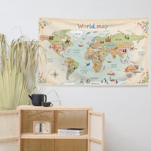 Puede incluir: Un tapiz decorativo con un mapa del mundo y la inscripción "World map" en un tipo de letra arcoíris. El mapa incluye ilustraciones de animales, monumentos y barcos. Diseños florales adornan los bordes superior e inferior.
