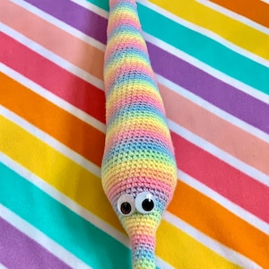 Peluche personalizado de gusano en cuerda