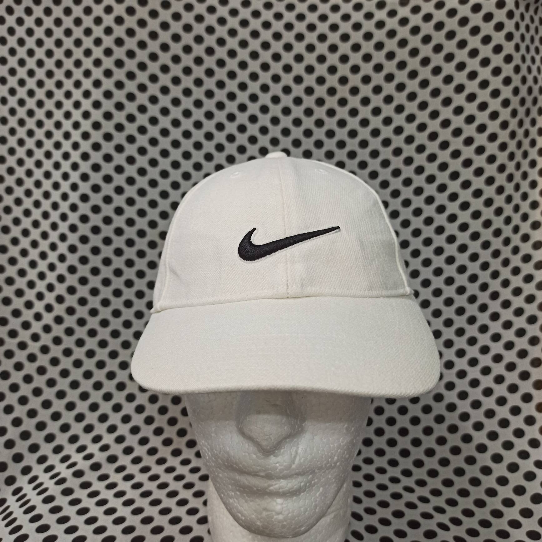 Vintage NIKE Embroidered Small Logo 