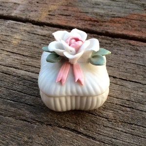 Vintage Porcelain Rose Jewelry Box, Round shape, Mid Century Lefton China Floral Trinket Box, Pink White Flowers Box  Porcelain Jewelry Box