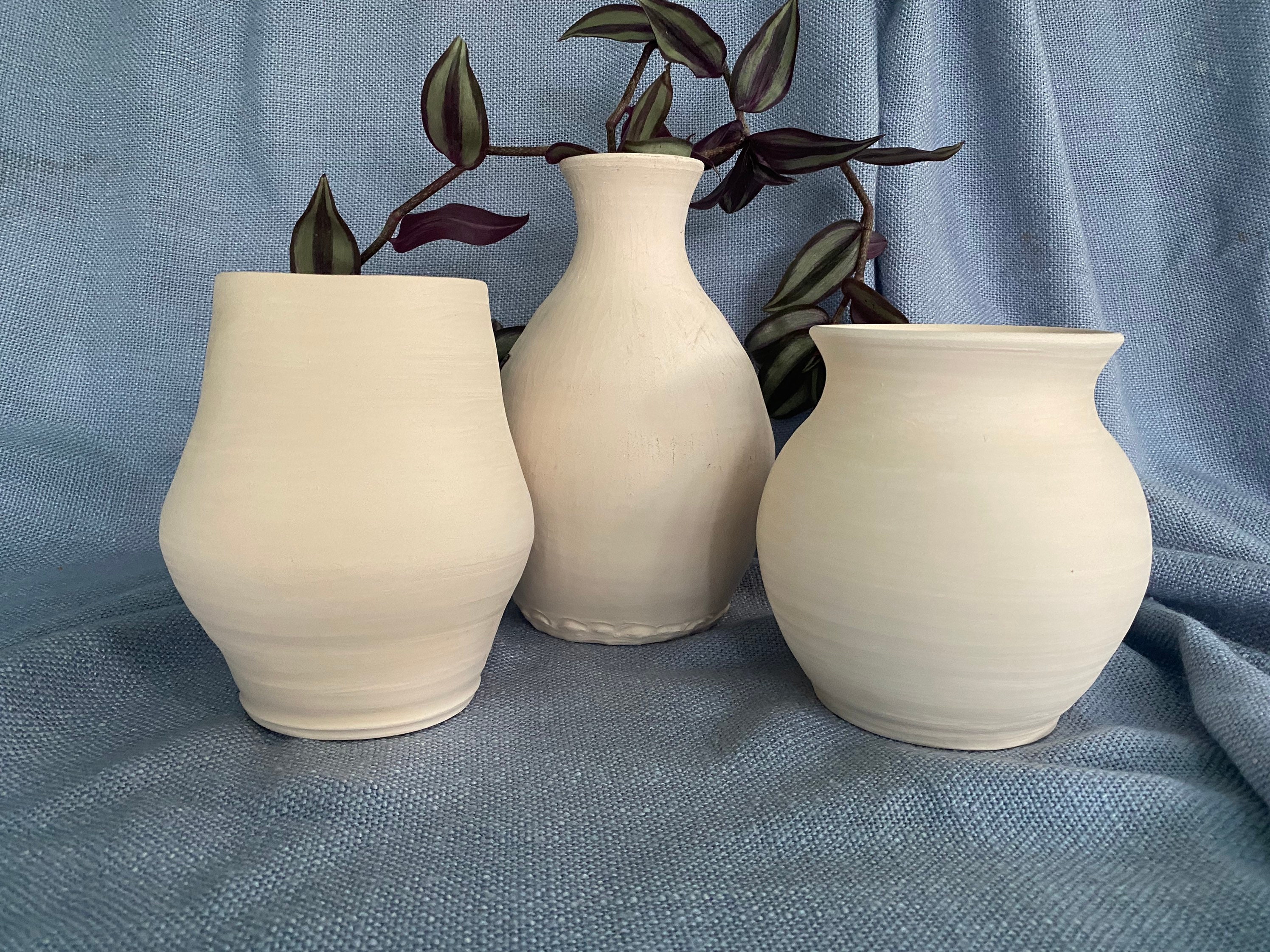 vases en argile blanche, mijoteuses blanches, grès primitif, poterie classique antique, vaisselle primitive argile