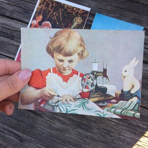 Cartão postal antigo vintage, fotografia antiga Feliz Ano NovoFoto antiga, cartão de felicitações da União Soviética 1960 parabéns pelo feriado