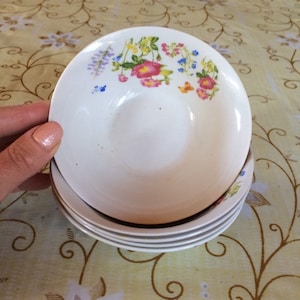 Set Small circle salad bowls plates, Porcelain dessert plates Floral dinner plates for salad or olives Chic dishware USSR 1980s white bowls