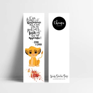 Peut inclure: Un marque-page illustrant un lionceau de dessin animé du film Le Roi Lion. Le marque-page est de couleur rouge, orange et jaune et comprend le texte "le roi lion" et une citation du film : "et oui, le passé est douloureux Mais à mon sens, on peut soit le fuir, soit tout en apprendre! - RAFIKI A SIMBA".