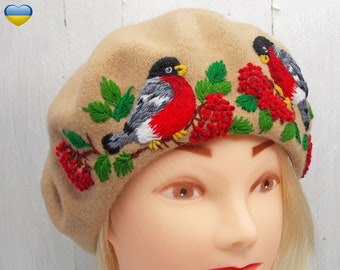 French beret with hand embroidery, Vintage women's beret,French Hat with embroidered bird,Woolen beret with embroidered bullfinches on rowan