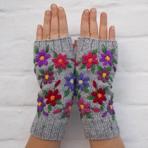 Guantes bordados con flores, manoplas sin dedos para mujer, guantes de punto a mano, regalo para ella imagen 1