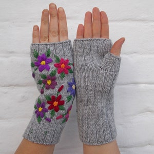 Guantes bordados con flores, manoplas sin dedos para mujer, guantes de punto a mano, regalo para ella imagen 6