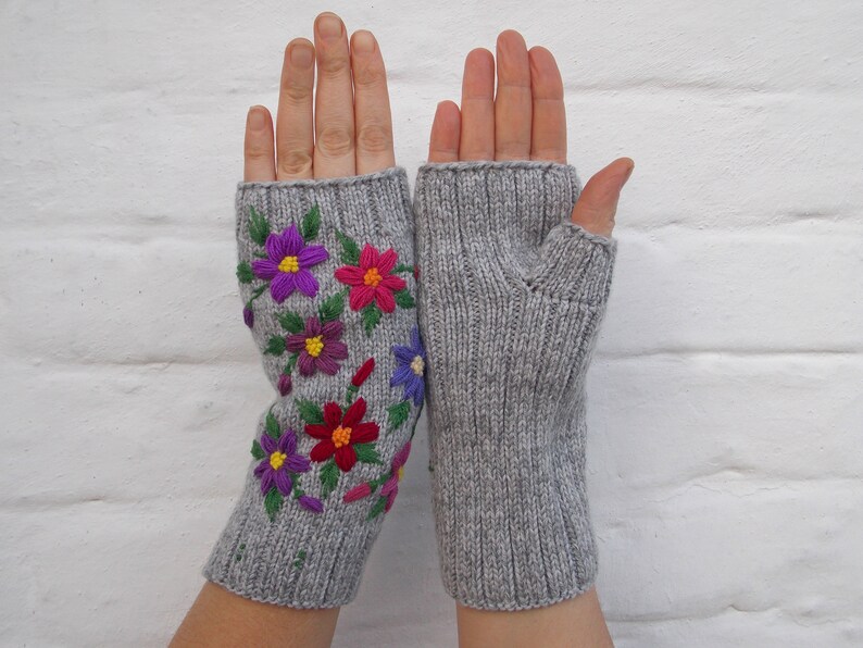 Bestickte Handschuhe mit Blumen, fingerlose Damenhandschuhe, handgestrickte Handschuhe, Geschenk für sie Bild 6