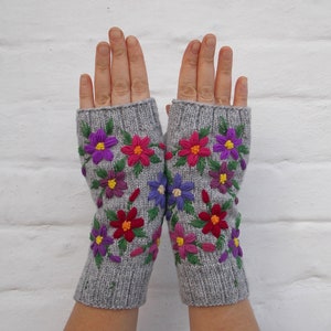 Guantes bordados con flores, manoplas sin dedos para mujer, guantes de punto a mano, regalo para ella imagen 8