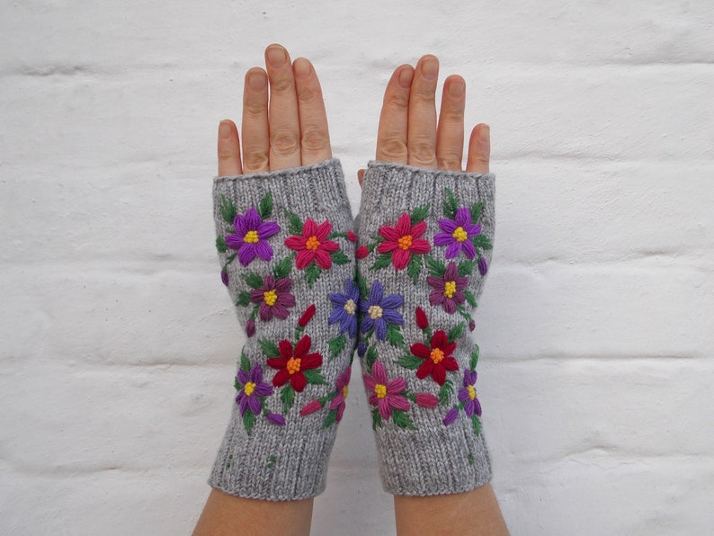 Bestickte Handschuhe mit Blumen, fingerlose Damenhandschuhe, handgestrickte Handschuhe, Geschenk für sie Bild 8