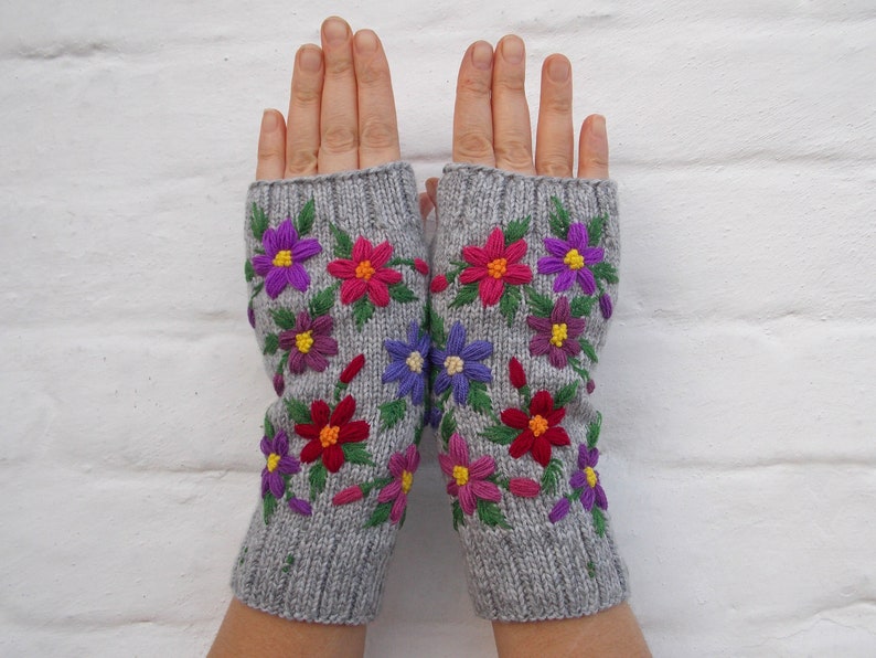 Guantes bordados con flores, manoplas sin dedos para mujer, guantes de punto a mano, regalo para ella imagen 1