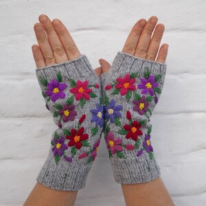 Guantes bordados con flores, manoplas sin dedos para mujer, guantes de punto a mano, regalo para ella imagen 10