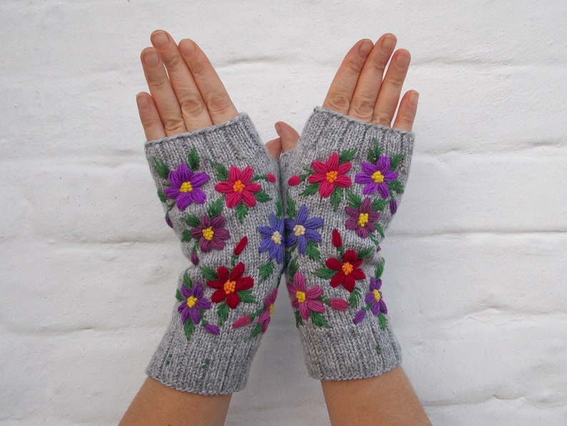 Bestickte Handschuhe mit Blumen, fingerlose Damenhandschuhe, handgestrickte Handschuhe, Geschenk für sie Bild 10