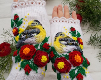 Gants brodés d'oiseau tarin, gants blancs avec roses, mitaines brodées d'oiseaux, cadeau pour elle