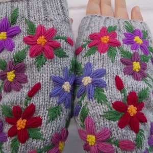 Guantes bordados con flores, manoplas sin dedos para mujer, guantes de punto a mano, regalo para ella imagen 2