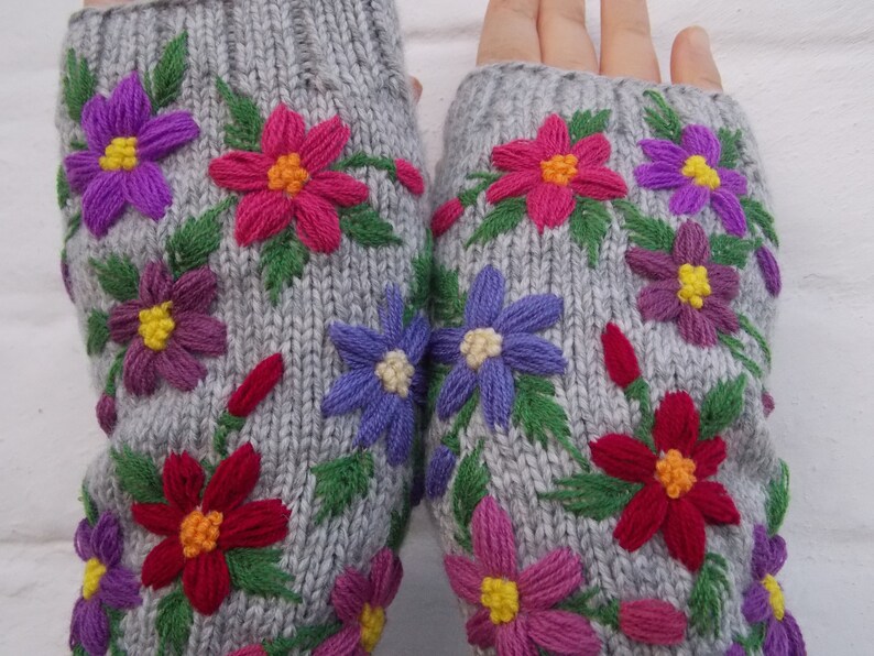 Guantes bordados con flores, manoplas sin dedos para mujer, guantes de punto a mano, regalo para ella imagen 2