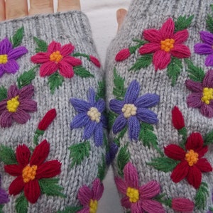 Bestickte Handschuhe mit Blumen, fingerlose Damenhandschuhe, handgestrickte Handschuhe, Geschenk für sie Bild 7