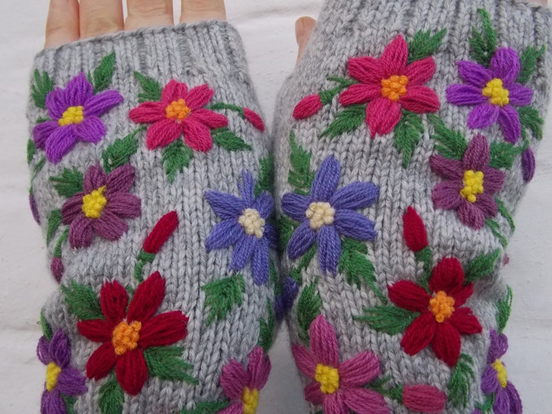 Bestickte Handschuhe mit Blumen, fingerlose Damenhandschuhe, handgestrickte Handschuhe, Geschenk für sie Bild 7