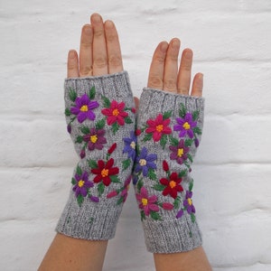 Guantes bordados con flores, manoplas sin dedos para mujer, guantes de punto a mano, regalo para ella imagen 9