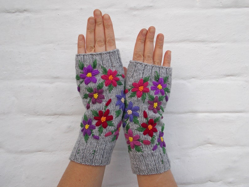Bestickte Handschuhe mit Blumen, fingerlose Damenhandschuhe, handgestrickte Handschuhe, Geschenk für sie Bild 9
