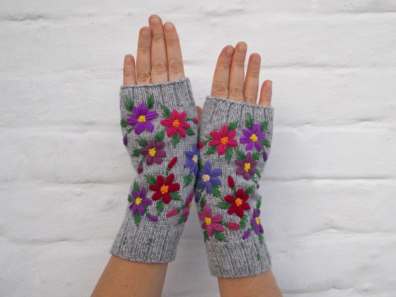 Guantes bordados con flores, manoplas sin dedos para mujer, guantes de punto a mano, regalo para ella imagen 9