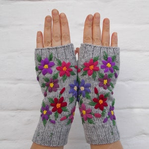 Guantes bordados con flores, manoplas sin dedos para mujer, guantes de punto a mano, regalo para ella imagen 3