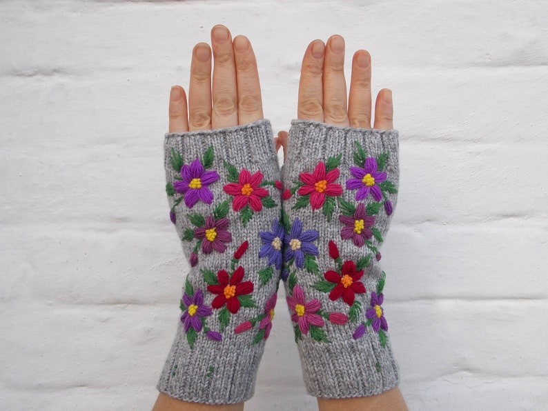 Bestickte Handschuhe mit Blumen, fingerlose Damenhandschuhe, handgestrickte Handschuhe, Geschenk für sie Bild 3