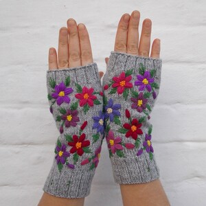 Bestickte Handschuhe mit Blumen, fingerlose Damenhandschuhe, handgestrickte Handschuhe, Geschenk für sie Bild 5