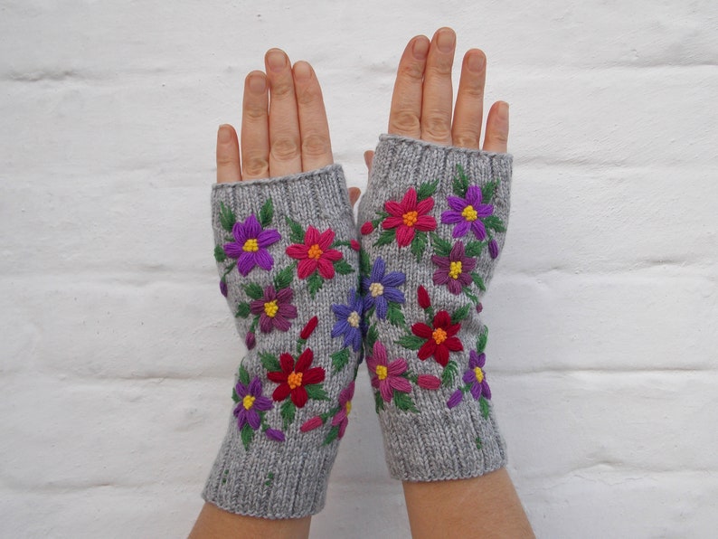 Guantes bordados con flores, manoplas sin dedos para mujer, guantes de punto a mano, regalo para ella imagen 5