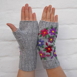 Guantes bordados con flores, manoplas sin dedos para mujer, guantes de punto a mano, regalo para ella imagen 4