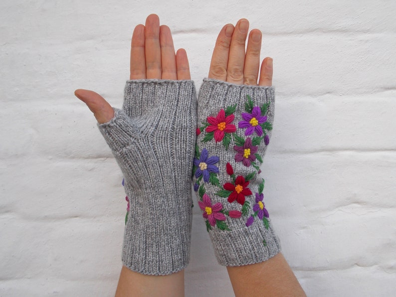 Bestickte Handschuhe mit Blumen, fingerlose Damenhandschuhe, handgestrickte Handschuhe, Geschenk für sie Bild 4